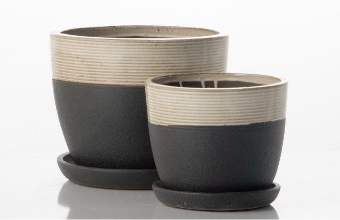 Ashland Ribbed Mezzo Planter with Attached Saucer - Black & White